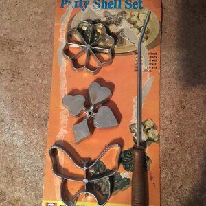 VINTAGE PATTY SHELL SET PIECE BUTTERFLY CARD SUITS ROSETTE